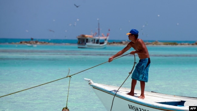 Un pescador en la Isla Tortuga en el Caribe venezolano, ubicada al norte de Caracas. (Foto de archivo. FEDERICO PARRA / AFP)