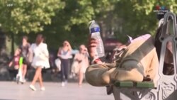 Փարիզի քաղաքապետարանի գործակալները 10,000 ջրի շշեր են բաժանել անօթևաններին