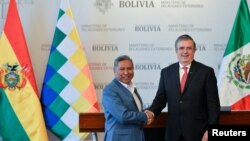 El canciller de Bolivia, Rogelio Mayta, y su homólogo mexicano, Marcelo Ebrard, se dan la mano después de una conferencia de prensa conjunta, en La Paz, Bolivia, el 4 de agosto de 2022. REUTERS/Claudia Morales