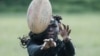 Au pays du ballon rond qui porte aux nues Samuel Eto'o et Rigobert Song, le ballon ovale, plus encore chez les femmes, peine à exister.