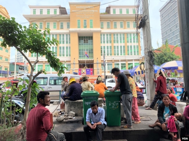 ប្រជាសហគមន៍សំរោងត្បូង អង្គុយជុំគ្នានៅទល់មុខសាលាដំបូងរាជធានីភ្នំពេញ រង់ចាំលើកទឹកចិត្តពលរដ្ឋ​ដែលចូលបំភ្លឺក្នុងតុលាការទាក់ទងពីបទ​រារាំង​និងញុះញង់ នៅថ្ងៃទី០២ ខែសីហា ឆ្នាំ២០២២។ (លាស់ លីបលីប/វីអូអេ)