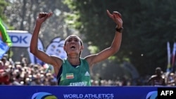 Gotytom Gebreslase franchit la ligne d'arrivée pour remporter la finale du marathon féminin lors des Championnats du monde d'athlétisme à Eugene, Oregon, le 18 juillet 2022.