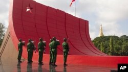 Upacara peringatan 72 tahun pembunuhan pahlawan kemerdekaan 1947 termasuk Jenderal Aung San, mendiang ayah tokohMyanmar Aung San Suu Kyi, Jumat, 19 Juli 2019, di Yangon, Myanmar. (Foto: AP)