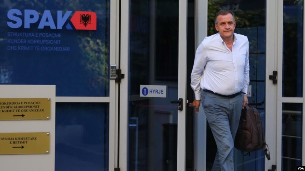 Ish ministri i Shëndetësisë Ilir Beqaj, duke dalë nga Prokuroria e Posaçme Kundër Krimit të Organizuar dhe Korrupsionit (SPAK)