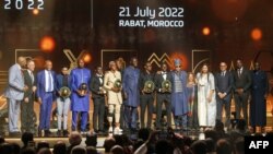 Les lauréats posent lors de la cérémonie de remise des prix des CAF Awards, Rabat, le 21 juillet 2022.