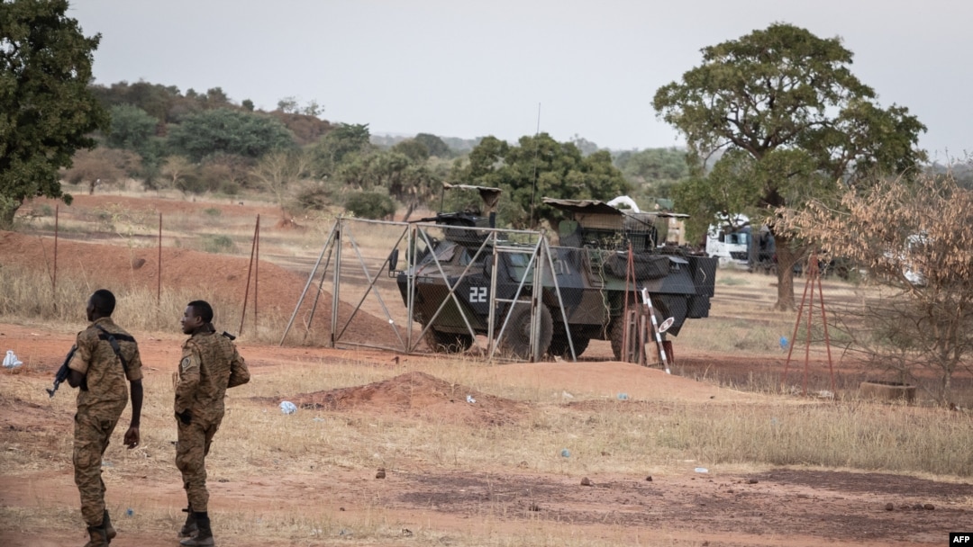 Tentara Burkina Faso berpatroli di dekat kendaraan militer pasukan Prancis yang berada di wilayah Kaya, Burkina Faso, pada 20 November 2021. (Foto: AFP/Olympia De Maismont)
