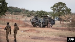 Tentara Burkina Faso berpatroli di dekat kendaraan militer pasukan Prancis yang berada di wilayah Kaya, Burkina Faso, pada 20 November 2021. (Foto: AFP/Olympia De Maismont)
