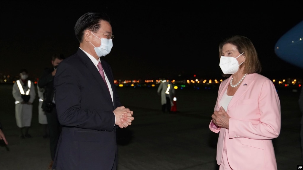 美国国会众议院议长佩洛西2022年8月2日晚抵达台北松山机场后与迎接她的台湾外长吴钊燮交谈。(photo:VOA)