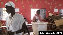 Une femme vote dans le quartier populaire de Ngor à Dakar, le 31 juillet 2022.