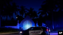 Polisi berjaga di depan pintu masuk kediaman mantan Presiden AS Donald Trump di Palm Beach, Florida, pada 8 Agustus 2022. Trump mengatakan FBI telah menggeledah kediamannya tersebut. (Foto: AP/Wilfredo Lee)