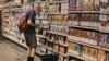Seorang pria tampak berbelanja di sebuah supermarket di New York, pada 27 Juli 2022. Pertumbuhan ekonomi AS kembali menyusut pada periode April hingga Juni, penurunan kedua berturut-turut dalam tahun ini. (Foto: AP/Andres Kudacki)