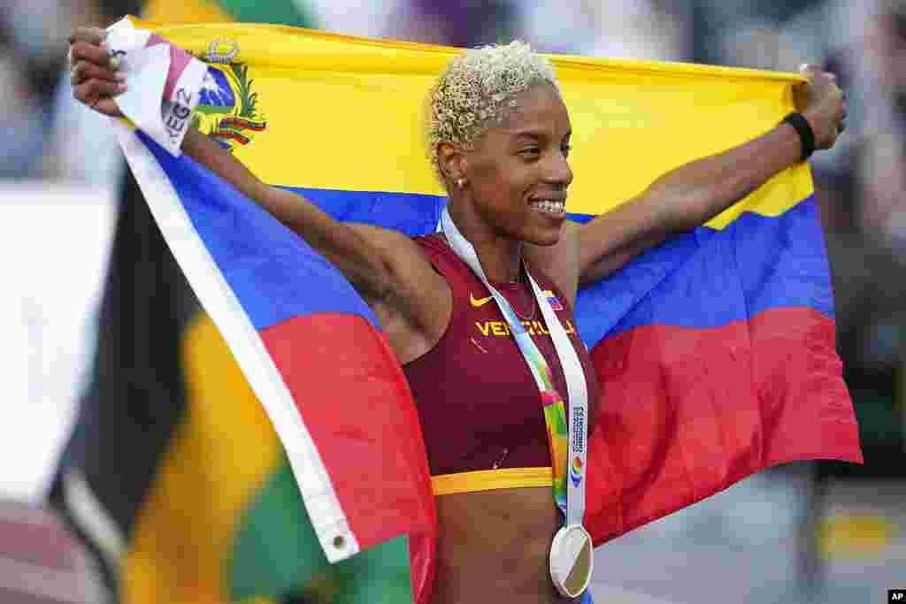 Como estila cada vez que se titula, la atleta venezolana celebró arropándose con la bandera tricolor de su nación y estallando de alegrías y abrazos con su familia y equipo.