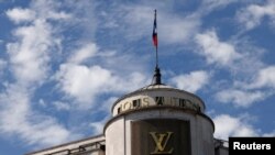 Una tienda de Louis Vuitton en la avenida Champs-Elysees en París, Francia, 13 de julio de 2022. REUTERS/Rali Benallou