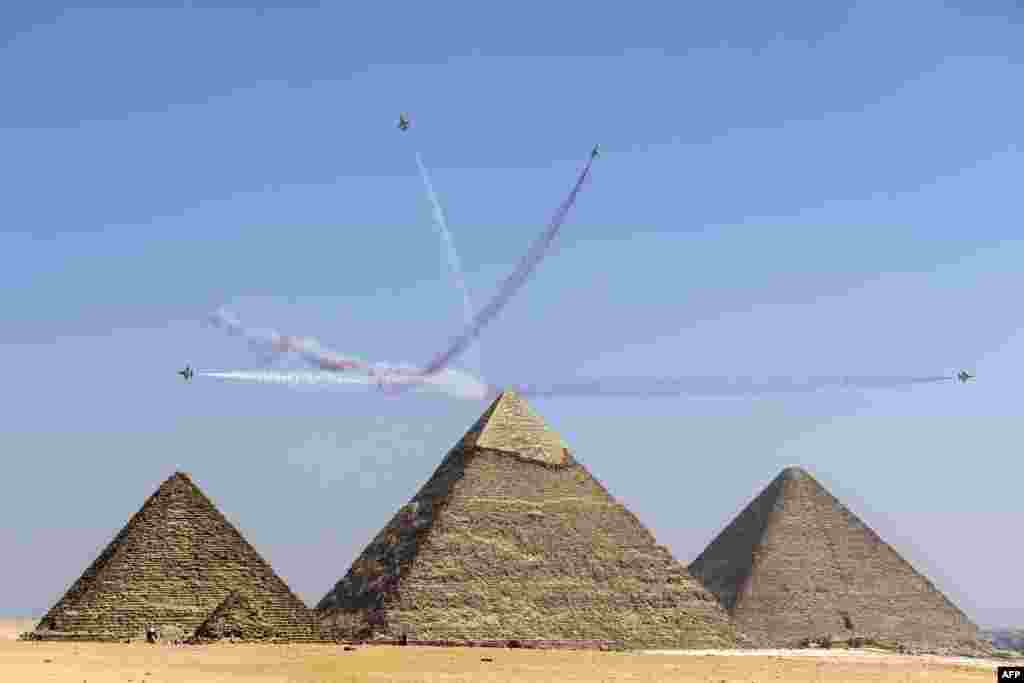 KAI T-50 Golden Eagle aircraft of the South Korean Air Force&#39;s 53rd Air Demonstration Group &quot;Black Eagles&quot; aerobatic team perform during the Pyramids Air Show 2022 at the Giza Pyramids Necropolis on the southwestern outskirts of the Egyptian capital.