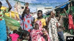 Les supporters assistent au dévoilement de la pirogue de leurs équipes dans le village de pêcheurs de Guet N'Dar à Saint-Louis le 23 juillet 2022.