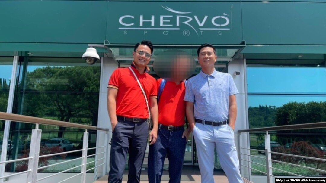 Diễn viên Hồng Đăng (trái) và nhạc sỹ Hồ Hoài Anh (phải) trong một chuyến đi nước ngoài. Hai nghệ sỹ này cùng ở đảo Majorca trong thời gian hai nghệ sỹ Việt bị tố cáo hiếp dâm một thiếu nữ Anh tại đây.