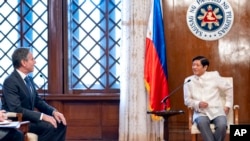资料照片：2022年8月6日，美国国务卿布林肯（左）在菲律宾马尼拉会晤菲律宾总统小费迪南德·马科斯。（美联社照片）