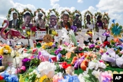 资料照片：纽约州布法罗发生种族主义枪击案的超市外的遇难者纪念场地。