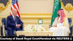 Putra Mahkota Saudi Mohammed bin Salman dan Presiden AS Joe Biden bertemu di Istana Al Salman setibanya di Jeddah, Arab Saudi, 15 Juli 2022. (Foto: via Reuters)