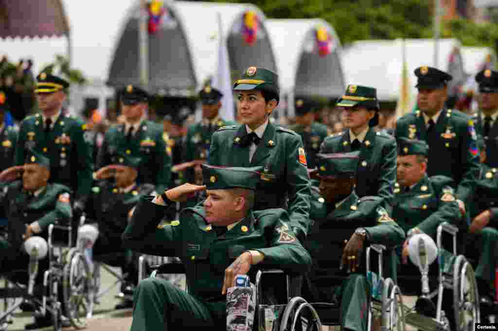 Según el Ministerio de Defensa, más de 35.000 hombres y mujeres de las fuerzas militares y de la policía colombiana demostraron sus capacidades durante el desfile.