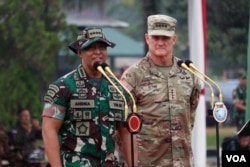 Panglima TNI Jenderal Andhika (kiri) dan US Army Pacific Command General Flynn berharap Super Garuda Shield 2022 jadi ajang memperkuat kerjasama antar negara peserta. (VOA/Indra Yoga)