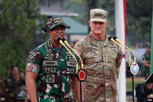 Panglima TNI Jenderal Andhika (kiri) dan US Army Pacific Command General Flynn berharap Super Garuda Shield 2022 jadi ajang memperkuat kerjasama antar negara peserta. (VOA/Indra Yoga)