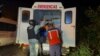 Un grupo de migrantes aborda un autobús luego de ser rescatados por las autoridades mexicanas luego de ser abandonados dentro de un tráiler, en el pueblo de Acayucan, en el estado de Veracruz, México, el 27 de julio de 2022.