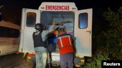 Un grupo de migrantes aborda un autobús luego de ser rescatados por las autoridades mexicanas luego de ser abandonados dentro de un tráiler, en el pueblo de Acayucan, en el estado de Veracruz, México, el 27 de julio de 2022.