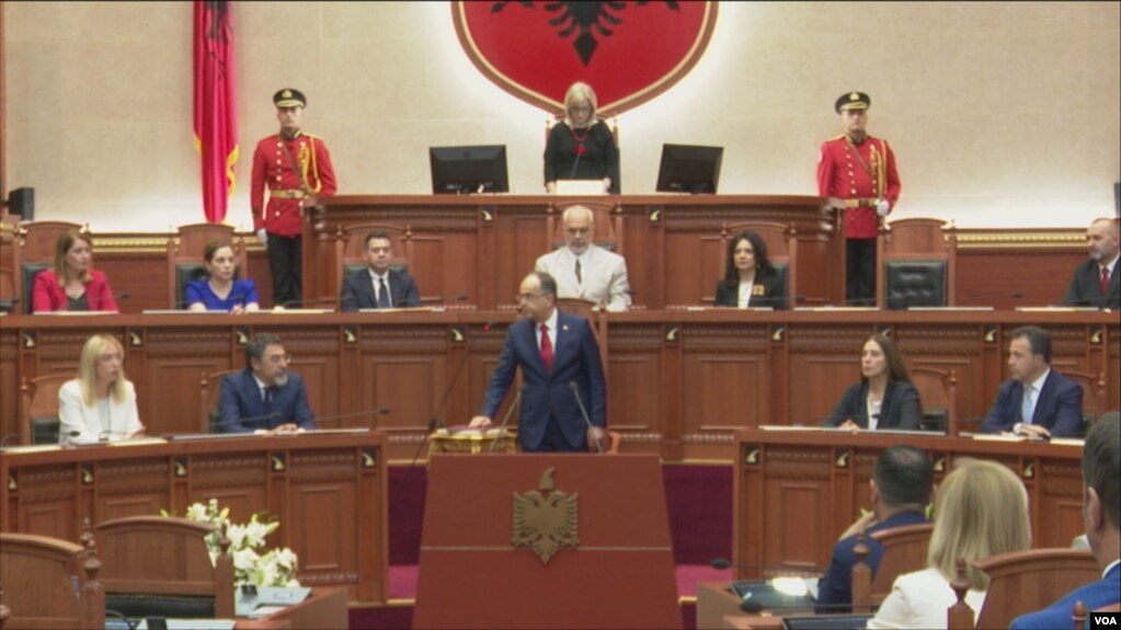 Presidenti i ri Bajram Begaj, bën betimin në parlament