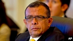 ARCHIVO - El presidente de Honduras Porfirio 'Pepe' Lobo Sosa asiste a una cumbre en Ciudad de Panamá el 19 de octubre de 2013. 