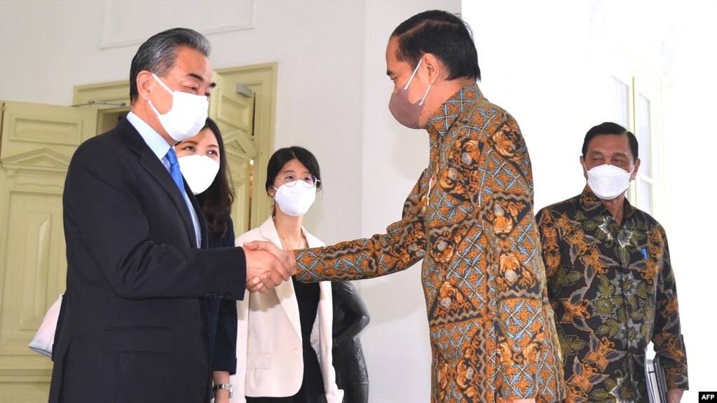 2022年7月11日印度尼西亚总统佐科·维多多(右)在雅加达独立宫与中国外交部长王毅(左)握手(photo:VOA)