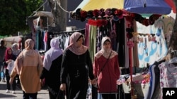 تصویری از بازار پارچه و لباس در غزه. ۲۵ ژوئیه ٢٠٢٢
