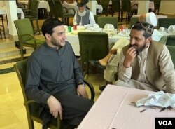 عمر خالد خراسانی کی پاکستانی سینیٹر ہلال رحمٰن سے تین جون 2022 کو کابل کے سرینا ہوٹل میں ہونے والی ملاقات کے دوران لی گئی تصویر۔