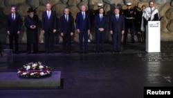 Presidenti Joe Biden duke marrë pjesë në një ceremoni përkujtimore në Hollin e Kujtesës në Yad Vashem, Qendra Botërore e Përkujtimit të Holokaustit, në Jerusalem, 13 korrik 2022