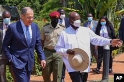 Russian Foreign Minister Sergey Lavrov, left, and Ugandan President Yowerei Museveni meet in Entebbe, Uganda, July 26, 2022. (AP File Photo)