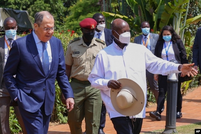 Russian Foreign Minister Sergey Lavrov, left, and Ugandan President Yowerei Museveni meet in Entebbe, Uganda, July 26, 2022. (AP File Photo)