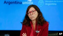 La ministra de Economía, Silvina Batakis, da una conferencia de prensa en Buenos Aires, Argentina, el lunes 11 de julio de 2022. (Foto AP/Natacha Pisarenko)