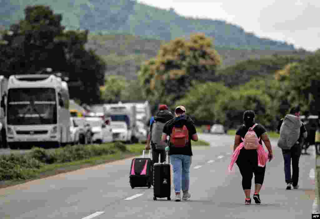 La gente camina a lo largo de la carretera Panamericana bloqueada en Chame, Panamá, el 14 de julio de 2022.