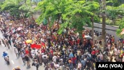 Warga Myanmar yang tinggal di Thailand memprotes eksekusi aktivis pro-demokrasi di depan Kedutaan Besar Myanmar di Bangkok, Thailand. (Foto: AAC)