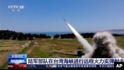 中国官媒电视截屏显示，中国军队在台湾海峡进行远程火力实弹射击。（2022年8月4日）