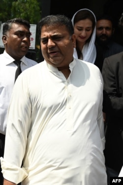 Fawad Chaudhry, pemimpin partai Pakistan Tehreek-e-Insaf (PTI) meninggalkan kantor komisi pemilihan Pakistan di Islamabad pada 2 Agustus 2022. (Aamir QURESHI / AFP)