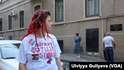 Jurnalist və LGBTQI+ fəalı Əvəz Hafizlinin qətli ilə bağlı keçirilən məhkəmənin önündə toplaşan fəallardan biri.