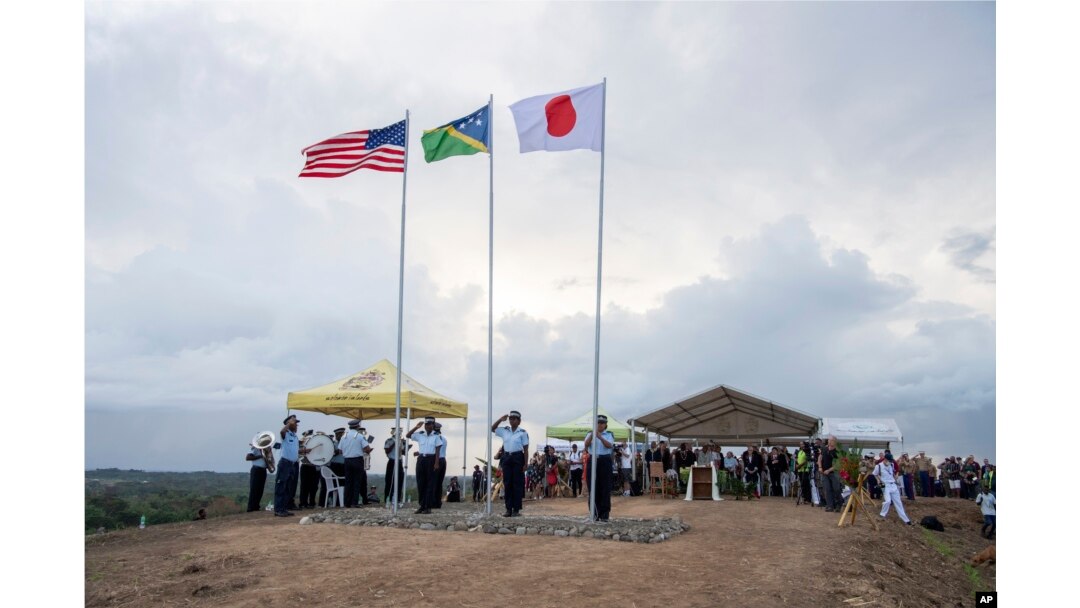 Wakil Menteri Luar Negeri AS Wendy Sherman menghadiri peringatan 80 Tahun Pertempuran Guadalcanal dekat Honiara, Kepulauan Solomon, Senin, 8 Agustus 2022. (Chris Weissenborn/NZDF melalui AP)