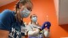 La Dra. Emily Drwiiega de la Universidad de Illinois Health y Maggie Butler, una enfermera registrada, preparan vacunas contra la viruela del mono en la clínica sin fines de lucro Test Positive Aware Network en Chicago, Illinois, EEUU, el 25 de julio de 2022.