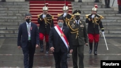 El presidente de Perú, Pedro Castillo, camina fuera del palacio presidencial el día de la Independencia del país, en Lima, Perú, el 28 de julio de 2022. REUTERS/Sebastian Castaneda