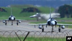 Aviones de combate Mirage de la Fuerza Aérea de Taiwán en una base aérea en Hsinchu, Taiwán, el viernes 5 de agosto de 2022. (Foto AP/Johnson Lai)