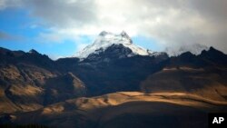 La montaña Vallunaraju se encuentra en lo alto de los Andes, temprano en la mañana en Huaraz, Perú, el miércoles 3 de diciembre de 2014.