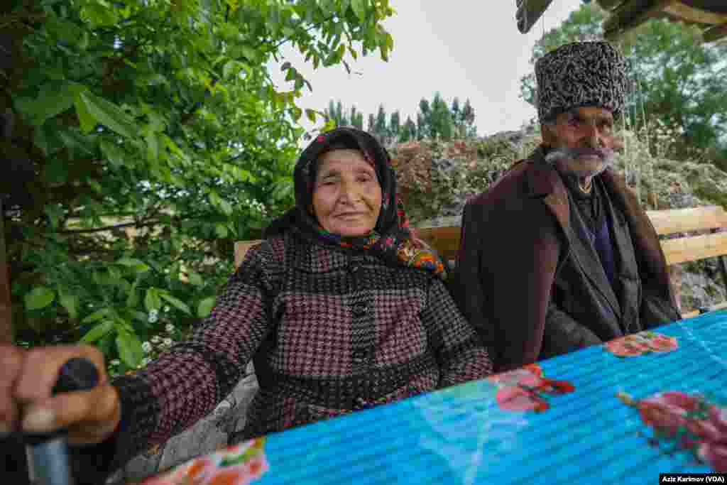 Yoldaşı 81 yaşlı Xədicə nənə ilə 63 ildir ki, evlidirlər. Nəvə-nəticələri onları bir neçə dəfə öz yaşadıqları rayonlara aparmaq istəsələr də, getməyiblər.&nbsp;Deyirlər ki, öz dədə-baba torpaqları onlar üçün daha doğma və rahatdır. Başqa yerdə yaşaya bilmirlər.