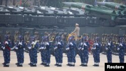 Jenderal senior Min Aung Hlaing memimpin parade militer pada Hari Angkatan Bersenjata di Naypyitaw, Myanmar (foto: ilustrasi). 