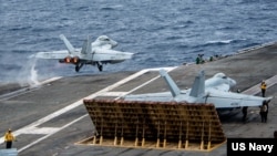 Jet tempur F/A-18F Super Hornet meluncur dari kapal induk USS Ronald Reagan. (File)